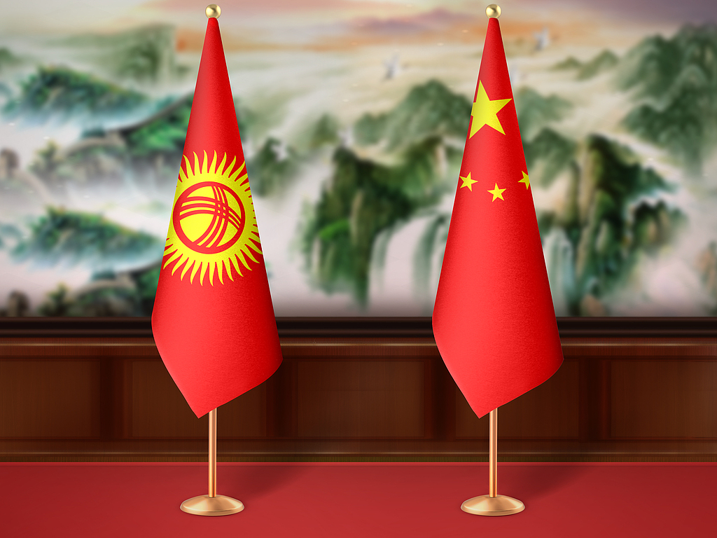 National flags of the People's Republic of China (R) and the Kyrgyz Republic. /VCG