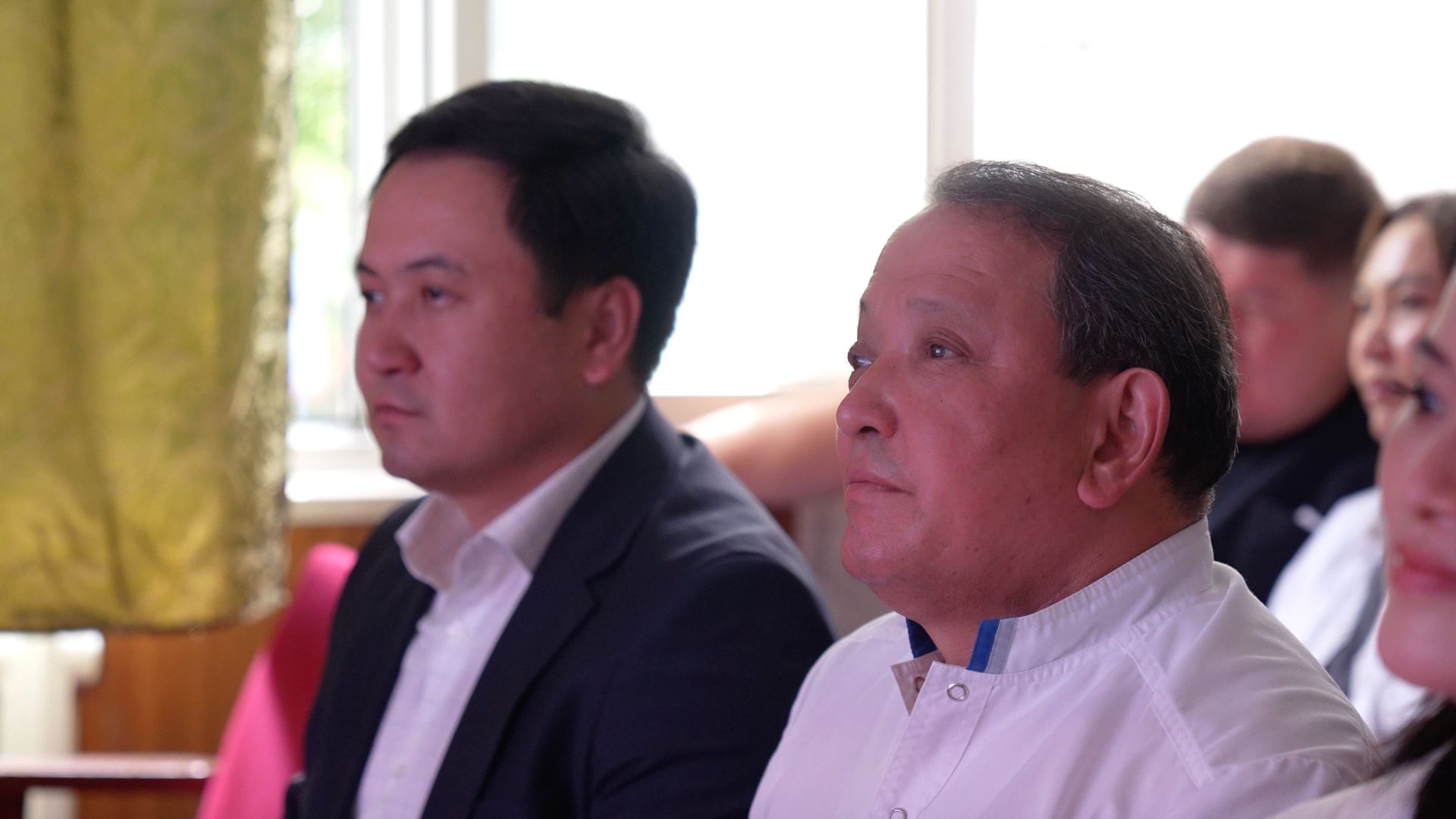 Sabyrbek Dzhumabekov, an academician of the National Academy of Sciences of the Kyrgyz Republic and the director of the National Center of Traumatology and Orthopedics, Kyrgyzstan watches a demonstration video of the DRT. /CGTN