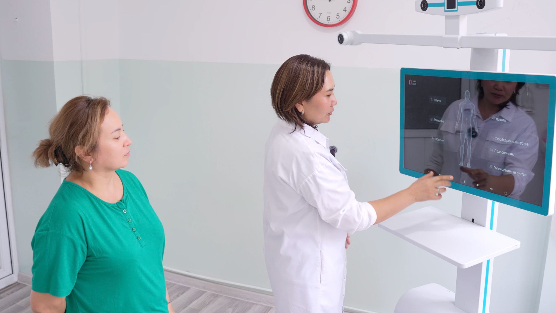 Santa Beknazarova, the head of the hospital's Department of Medical Rehabilitation, trained a local rehabilitation physician to use the DRT. /CGTN