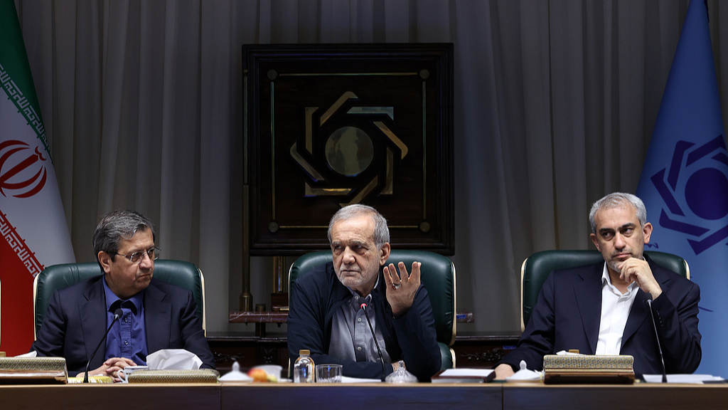 Iran's President Masoud Pezeshkian meets with prominent economists at the Central Bank of Iran in Tehran, Iran, on August 26, 2026. /VCG
