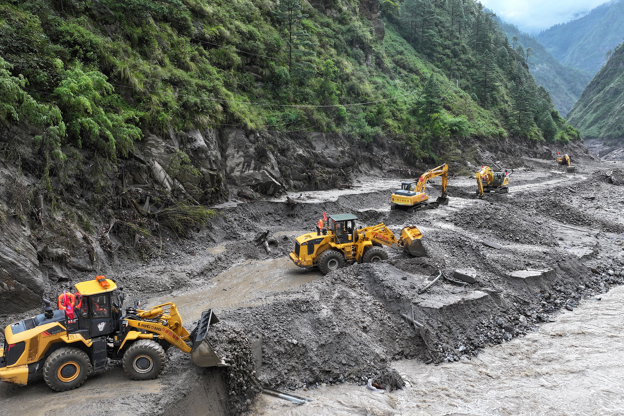 Excavators, loaders and other machinery work on mudslide-affected road sections to clear debris and restore traffic in Gyirong, southwest China's Xizang Autonomous Region, August 28, 2026. /VCG