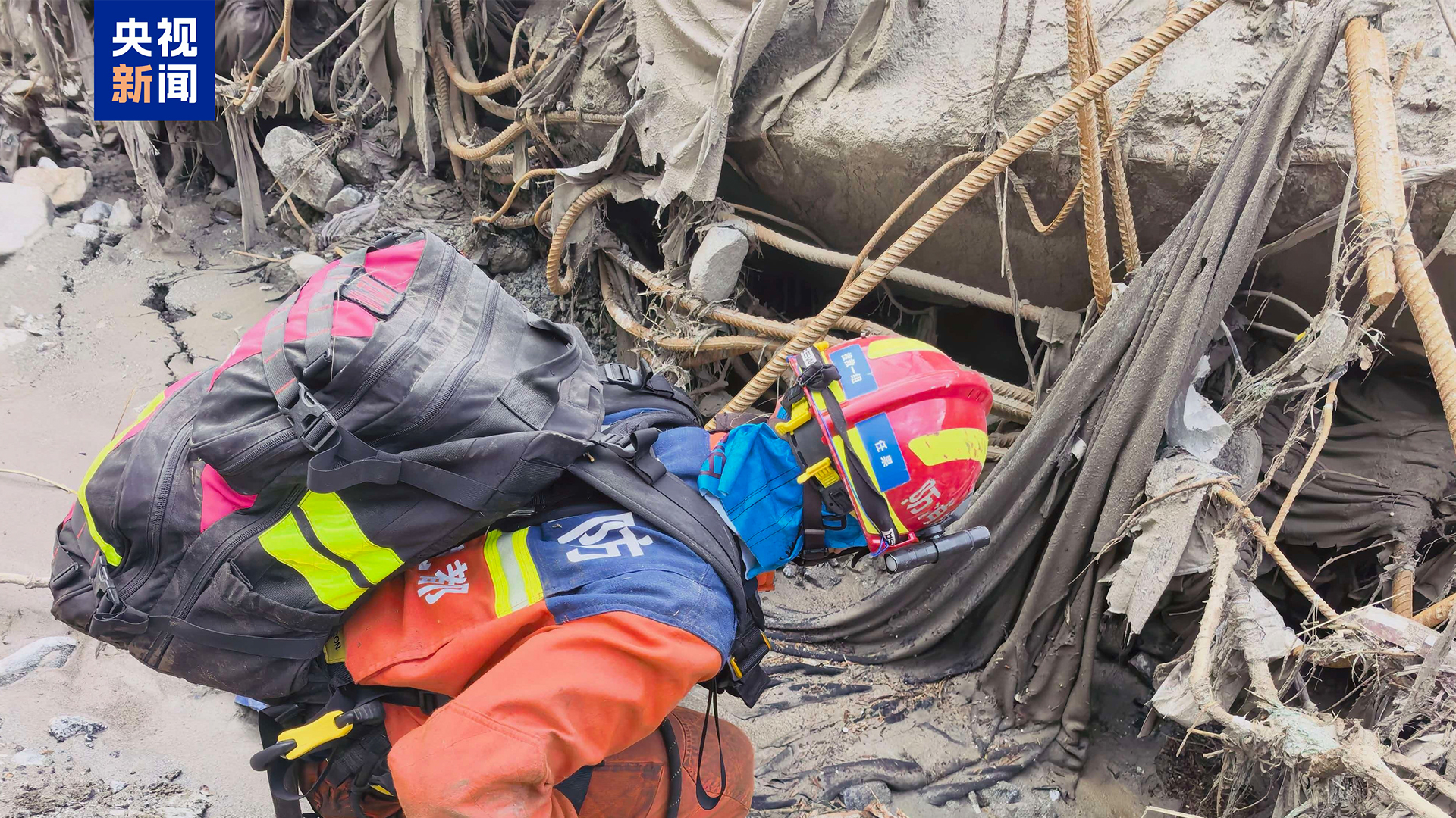  In pictures: Rescue teams conduct sweeping search at Gyirong Port