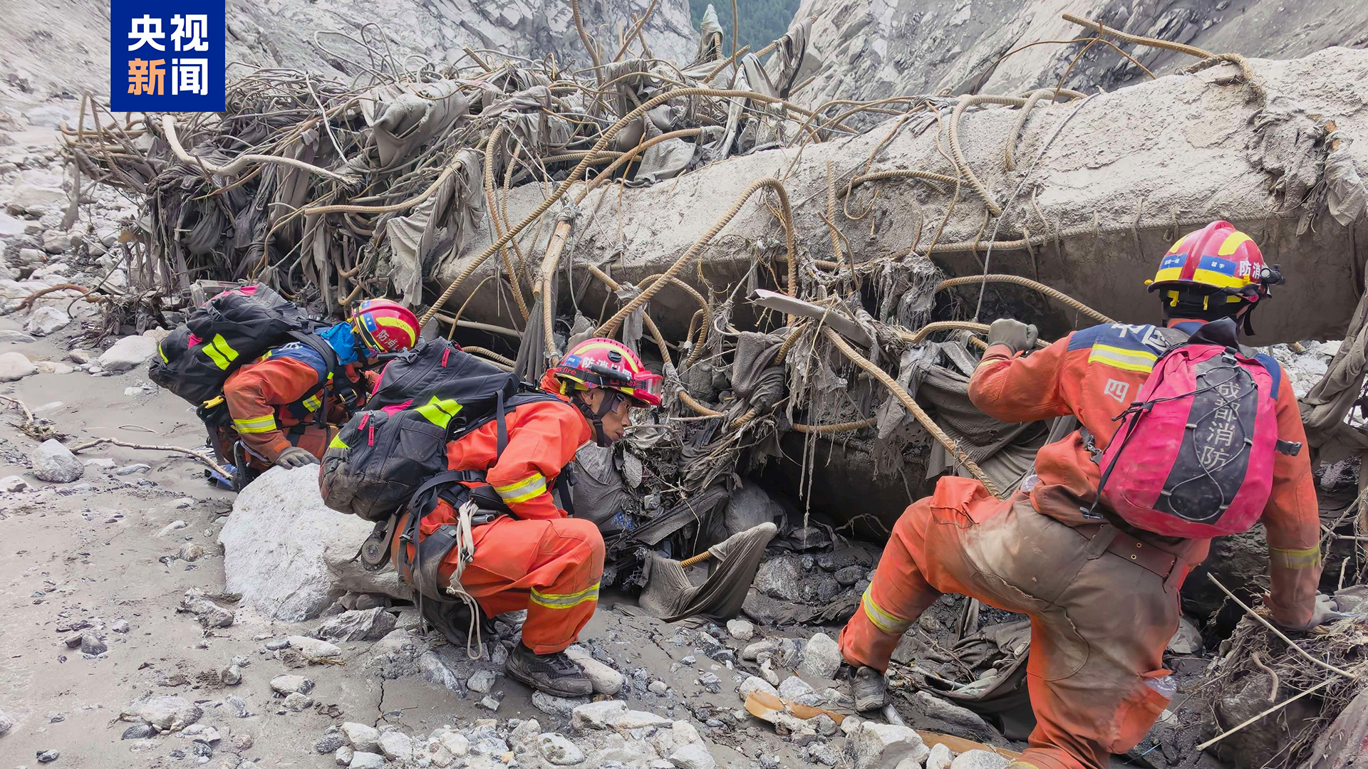  In pictures: Rescue teams conduct sweeping search at Gyirong Port