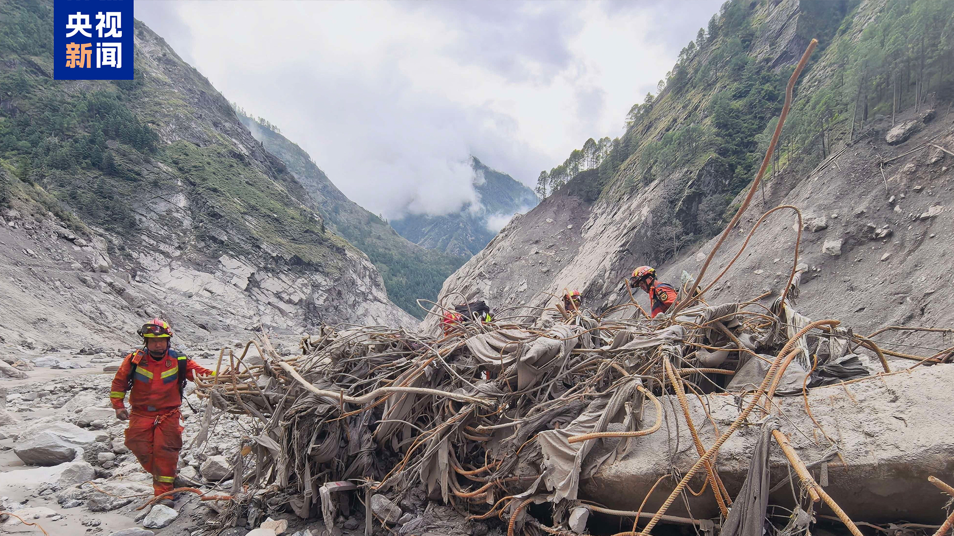  In pictures: Rescue teams conduct sweeping search at Gyirong Port