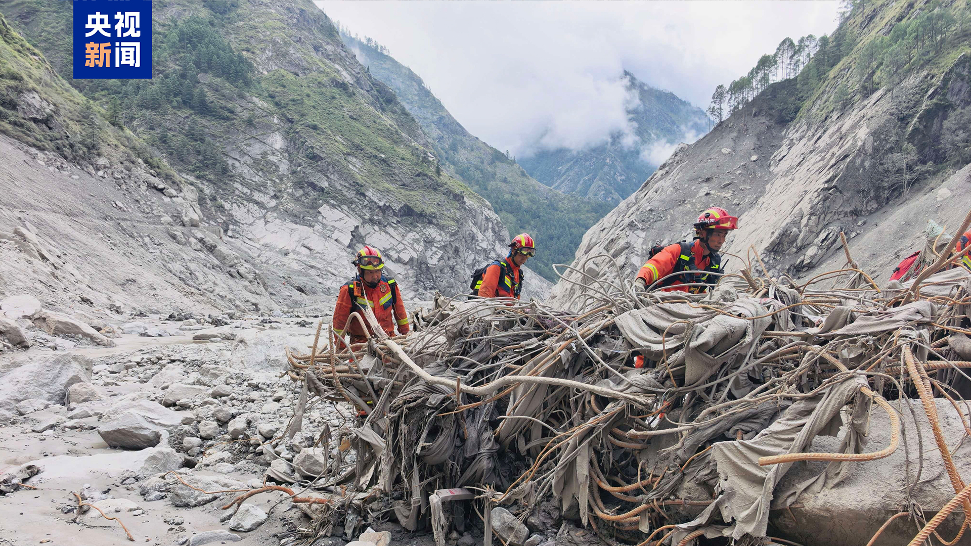 In pictures: Rescue teams conduct sweeping search at Gyirong Port