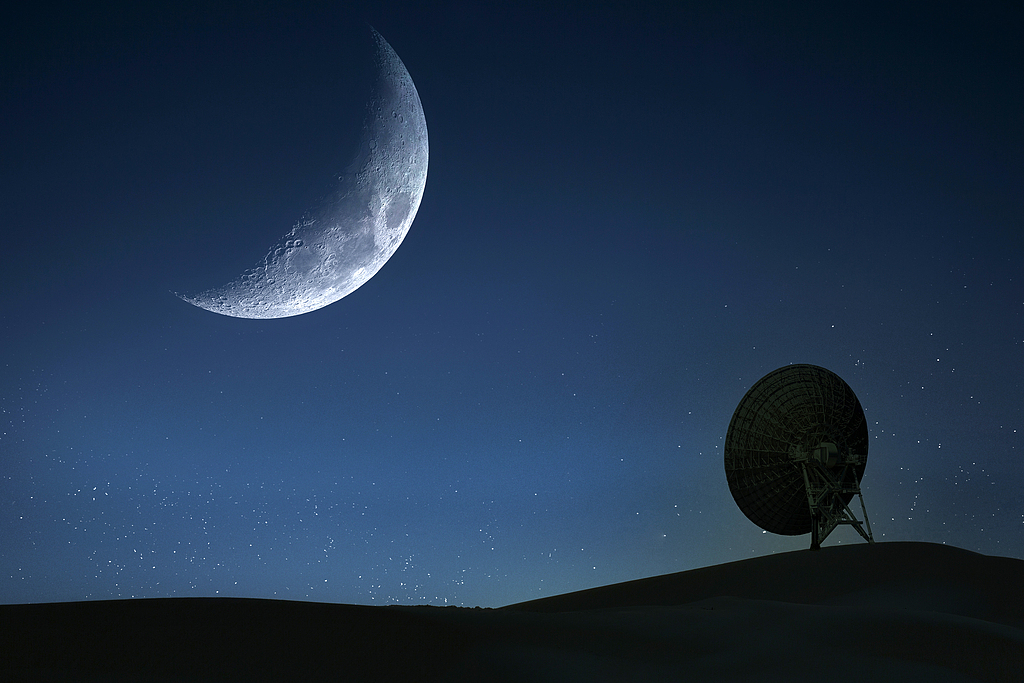 An illustration of a radio telescope under the moon at night. /VCG