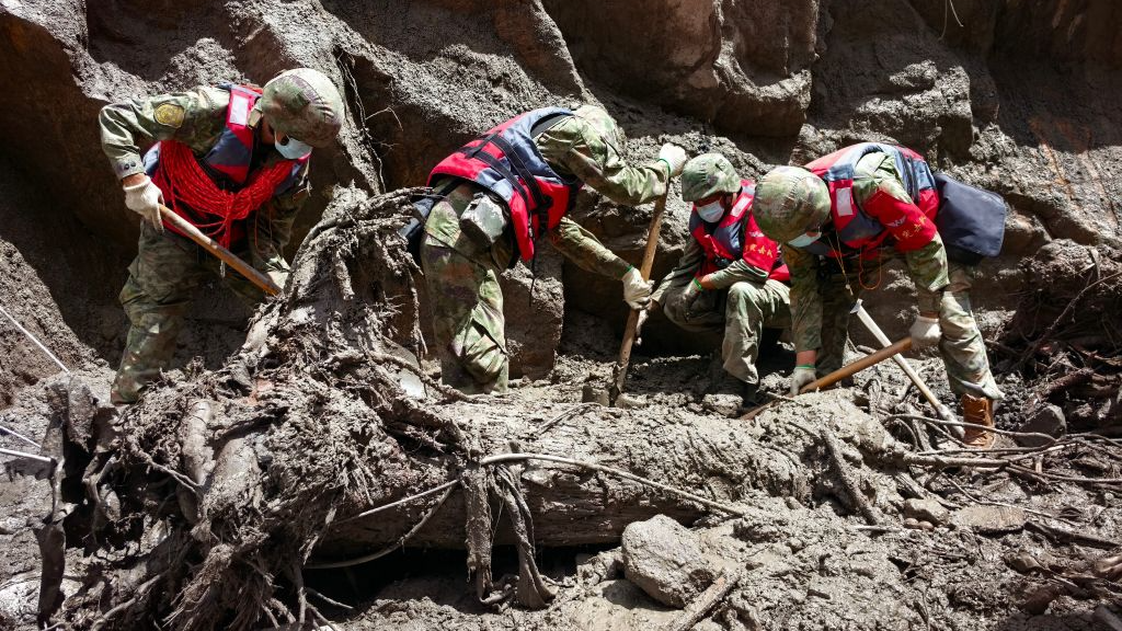 Rescuers from the Chinese People's Liberation Army work in a mudslide-hit area near Gyirong Port in Gyirong County, in Xigaze, southwest China's Xizang Autonomous Region, August 28, 2026. /Xinhua