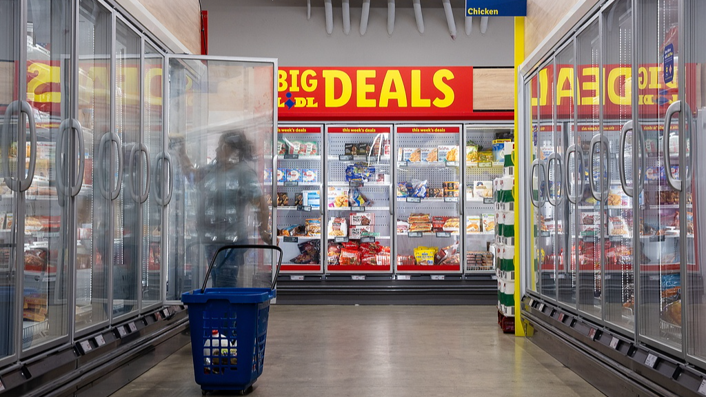 A customer shops for groceries at a Lidl grocery store in Washington, D.C., US, August 26, 2026. /VCG