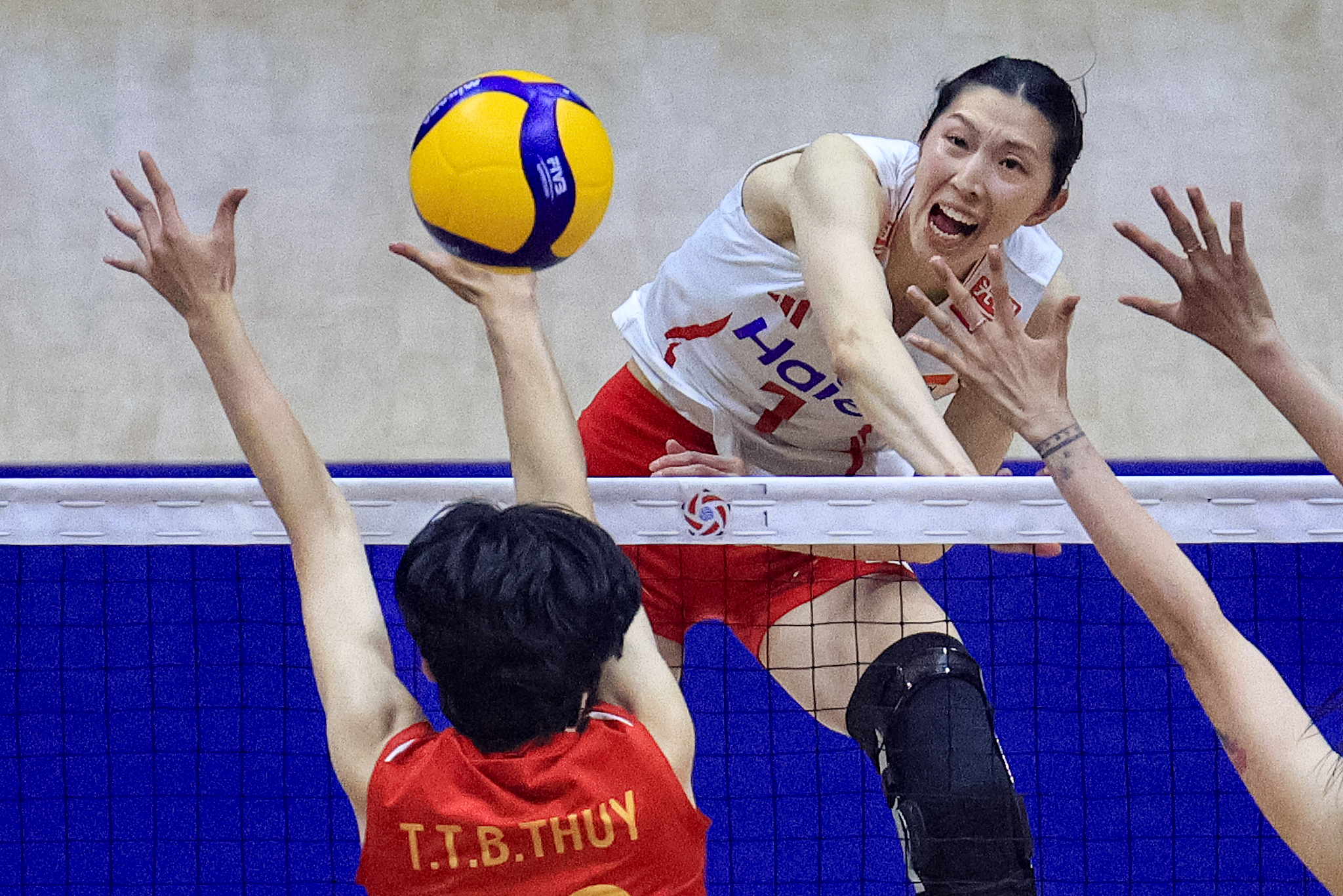 China's Wu Mengjie (#1) spikes the ball against Vietnam in a quarterfinal match at the Asian Women's Volleyball Championship in north China's Tianjin Municipality, August 28, 2026. /VCG