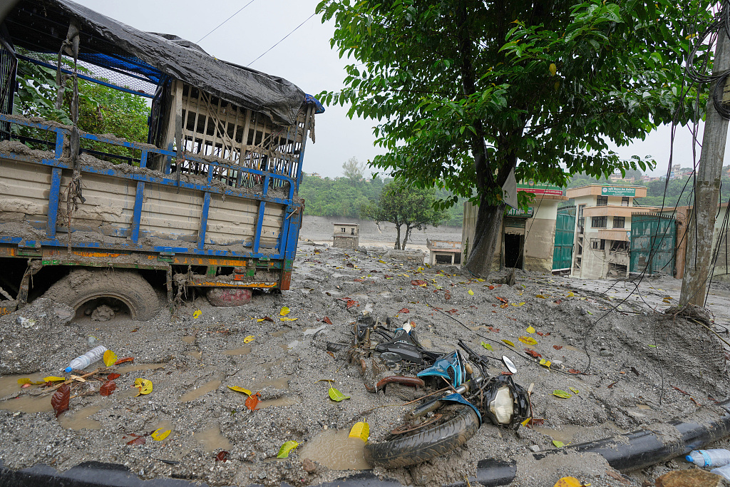 Damaged buildings and vehicles lie in mud and slush caused by mudslide in Nepal's Nuwakot district, August 29, 2026. /VCG