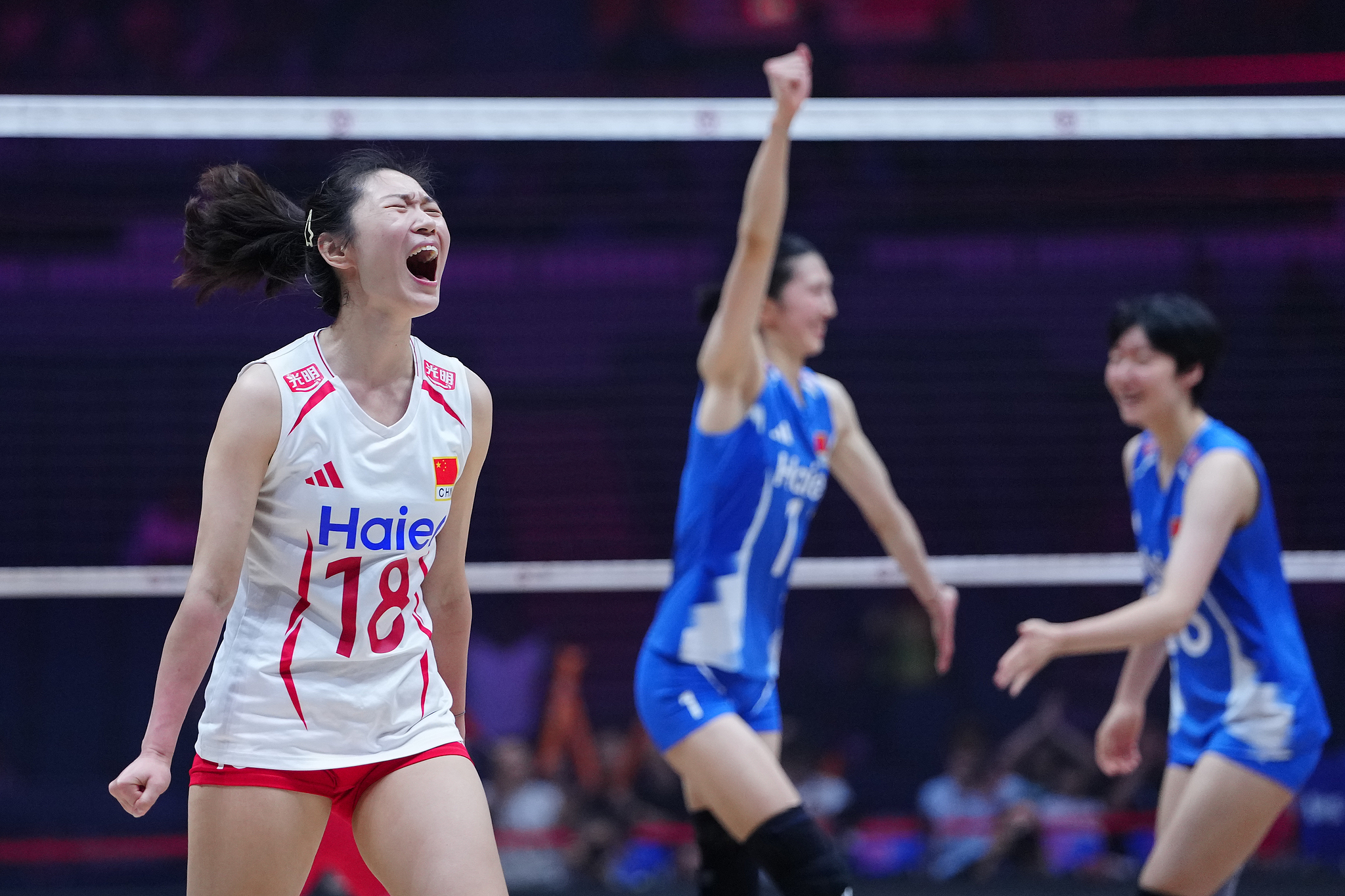 Wang Mengjie (L) celebrates after China scores a point against Iran in a semifinal match at the Asian Women's Volleyball Championship in Tianjin, China, August 29, 2026. /VCG
