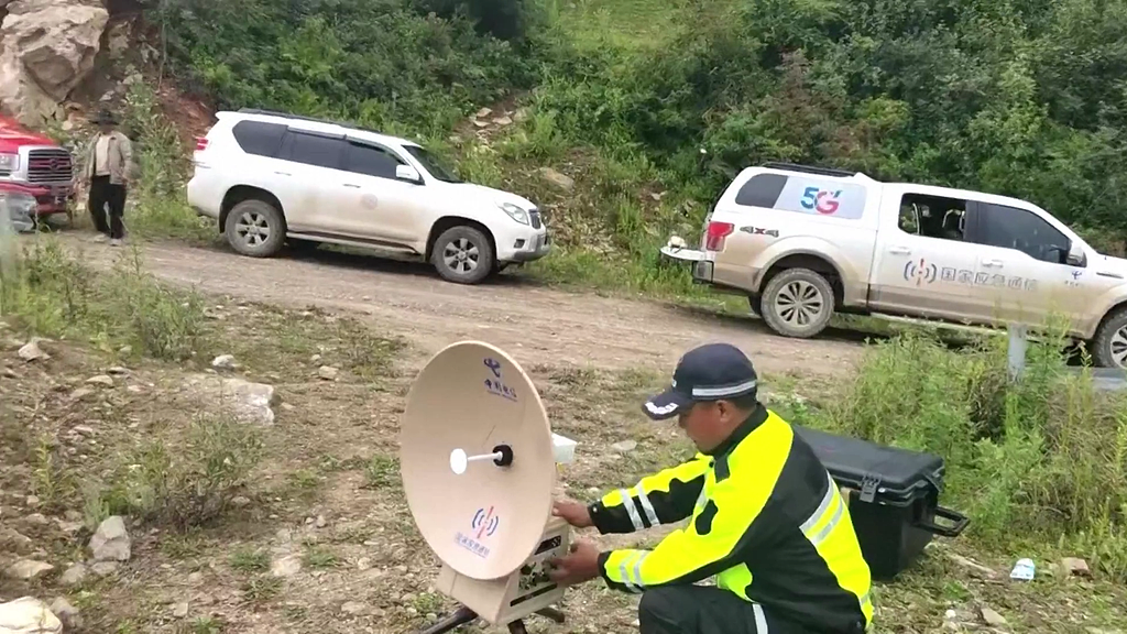 A still from a video shows engineers setting up a mobile base station in Gyirong, Xizang Autonomous Region, China, August 27, 2026. /VCG