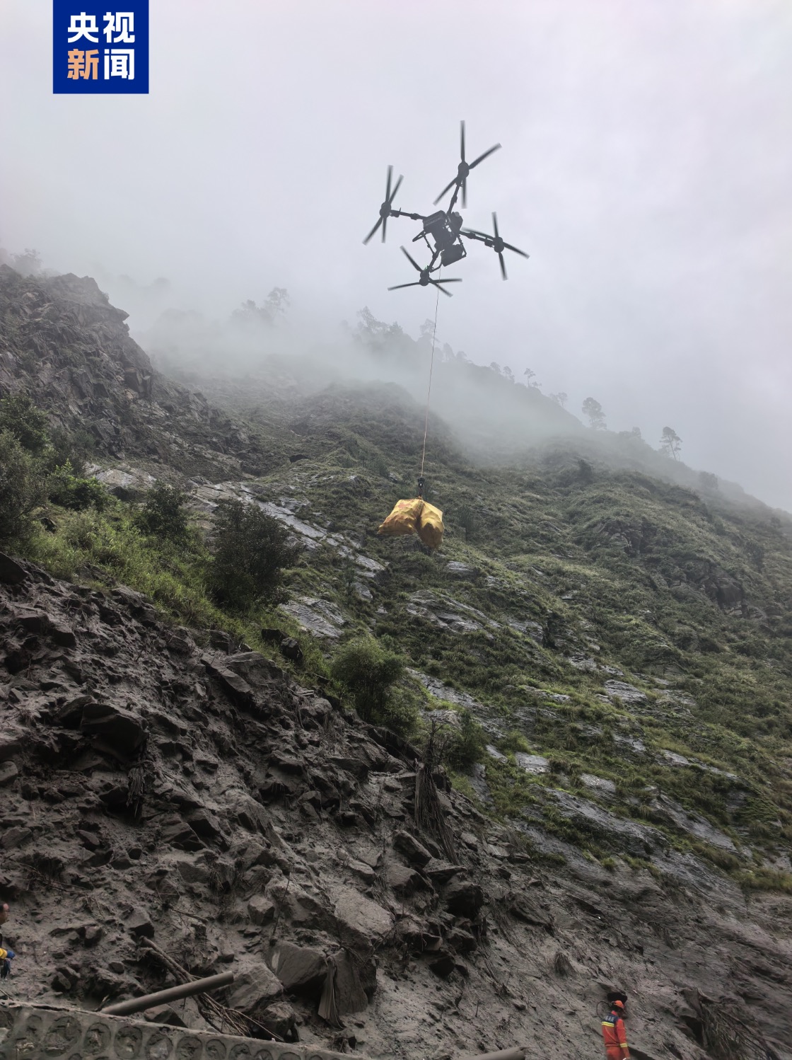 Drones deliver emergency supplies in the mudslide-hit area. /CMG