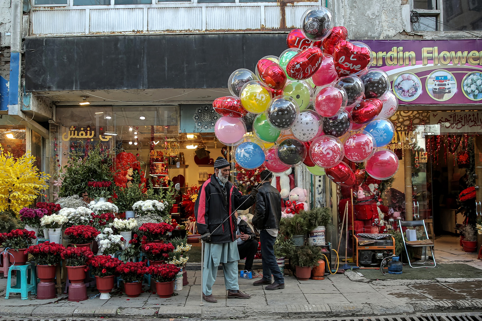 A balloon seller looks for business in Kabul, Afghanistan, February 13, 2026. /CFP