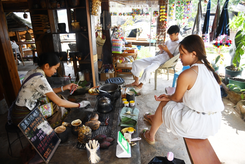 Visitors immerse themselves in traditional tea culture on Jingmai Mountain in Pu'er, southwest China's Yunnan Province, on August 29, 2026. /IC