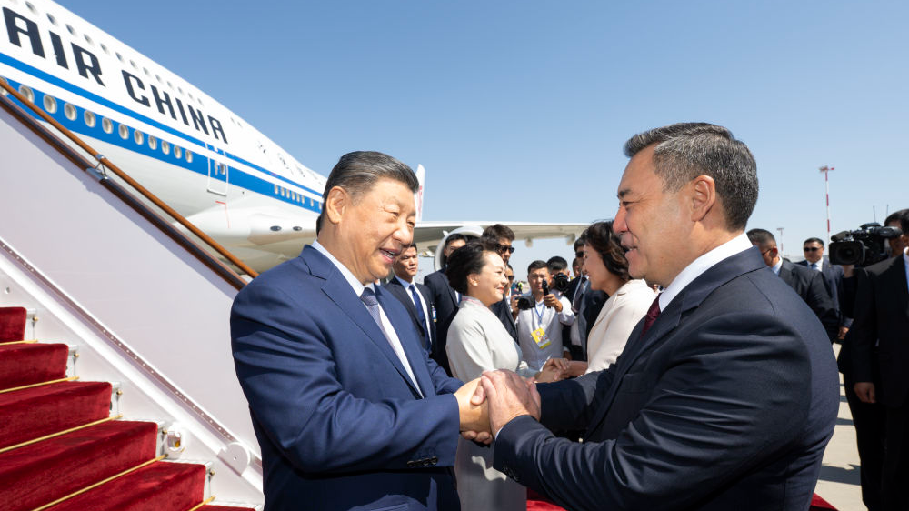 Kyrgyz president welcomes President Xi Jinping at airport in Bishkek