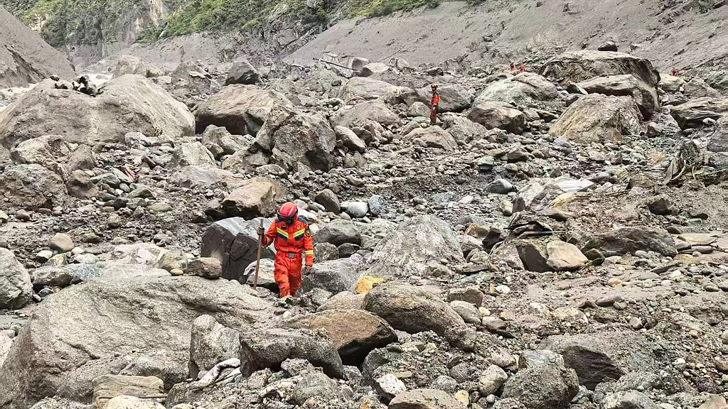 Live: Rescuers carry out search and rescue operations at mudslide-hit area on China-Nepal border