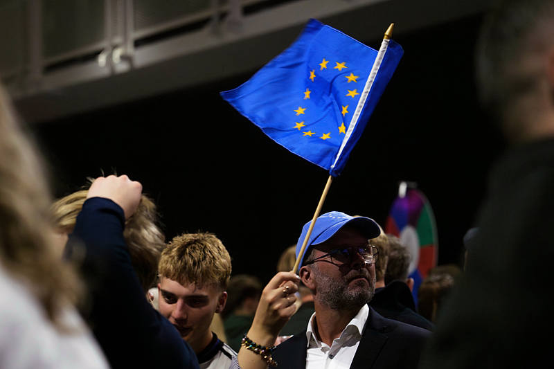 A supporter waves a European Union flag during an election-night gathering for the Yes campaign in Reykjavik, Iceland, August 30, 2026. /VCG
