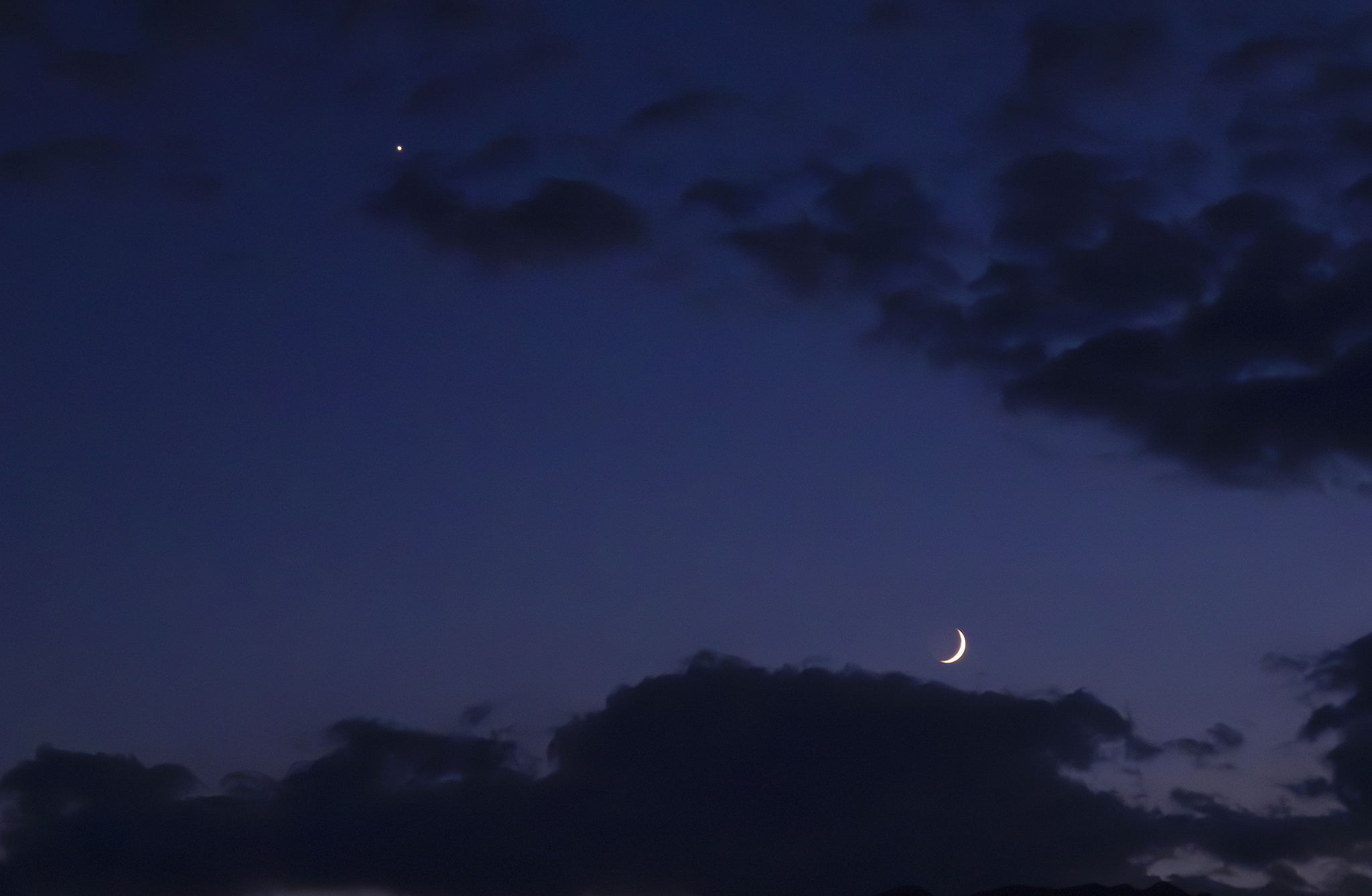 Venus and the moon appear together in the sky over Enshi, Hubei Province, central China, August 15, 2026. /VCG