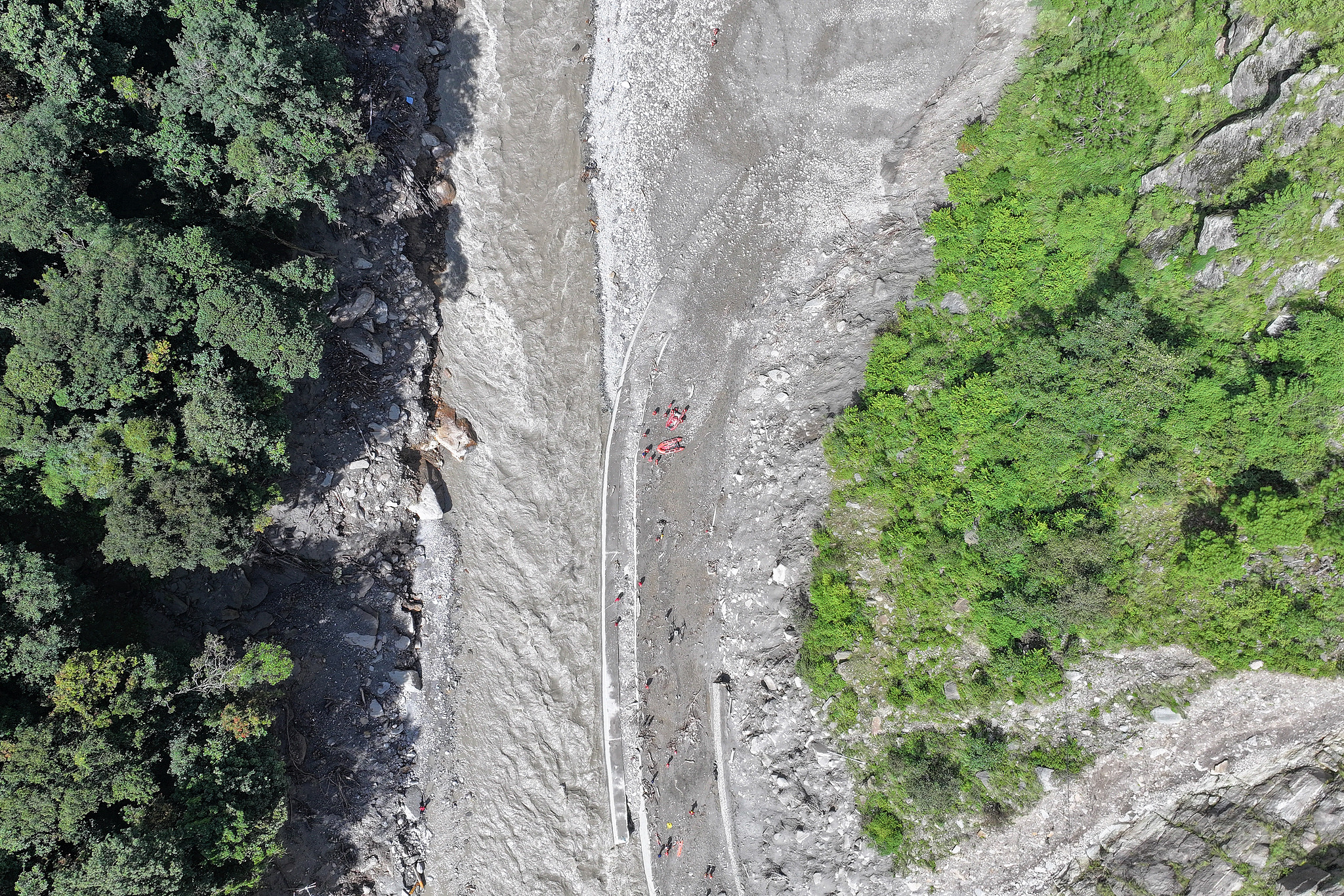 A drone photo taken August 28, 2026 in Gyirong, China's Xizang Autonomous Region shows firefighters carrying out search‑and‑rescue work at Gyirong Port. /VCG
