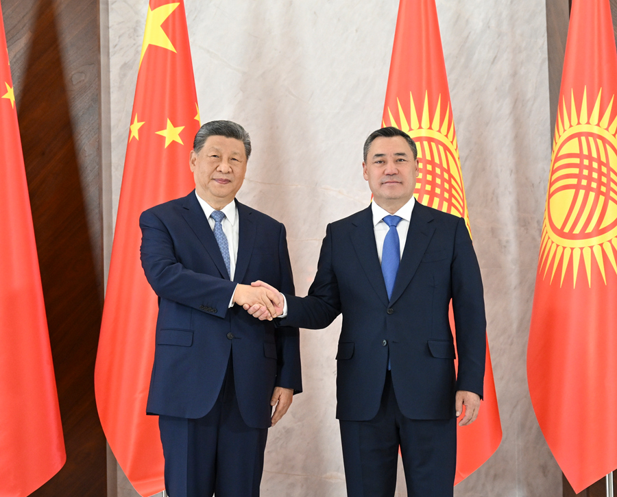 Chinese President Xi Jinping (L) shakes hands with Kyrgyz President Sadyr Japarov in Bishkek, Kyrgyzstan, August 31, 2026. /Xinhua