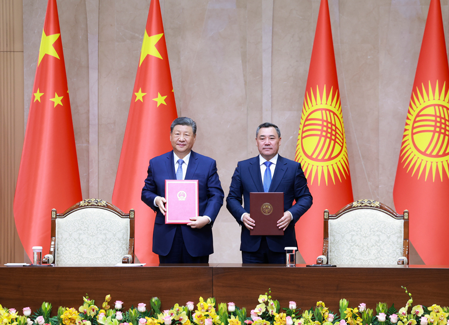 Chinese President Xi Jinping (L) and Kyrgyz President Sadyr Japarov sign a bilateral treaty on permanent good-neighborliness, friendship and cooperation in Bishkek, Kyrgyzstan, August 31, 2026. /Xinhua