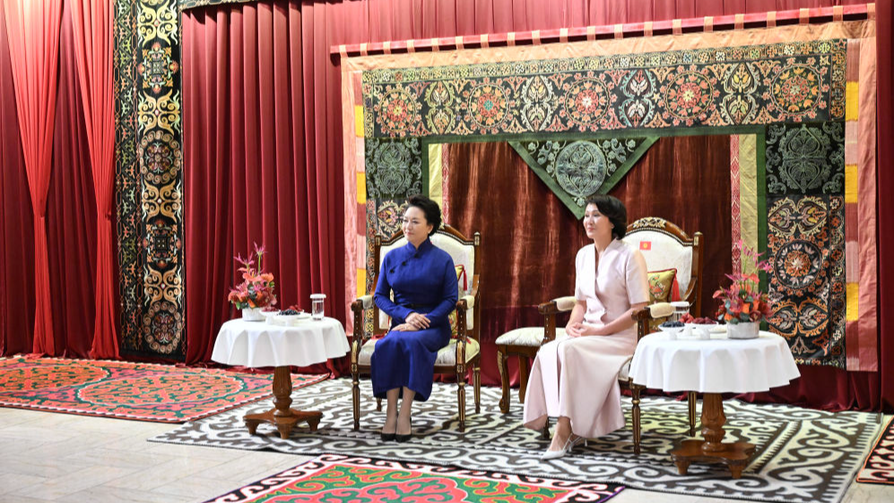Peng Liyuan visits Kyrgyz national historical museum