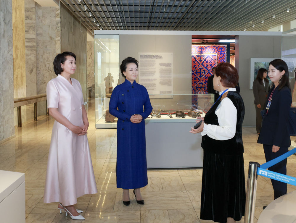 Peng Liyuan, wife of Chinese President Xi Jinping, and Aigul Japarova, wife of Kyrgyz President Sadyr Japarov, visit the National Historical Museum of the Kyrgyz Republic in Bishkek, Kyrgyzstan, August 31, 2026. /Xinhua