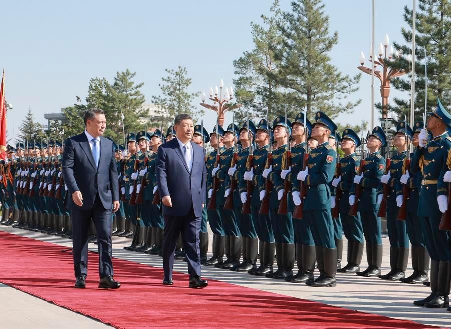 Chinese President Xi Jinping, accompanied by Kyrgyz President Sadyr Japarov, inspects the guard of honor during a welcome ceremony in Bishkek, Kyrgyzstan, August 31, 2026. /Xinhua