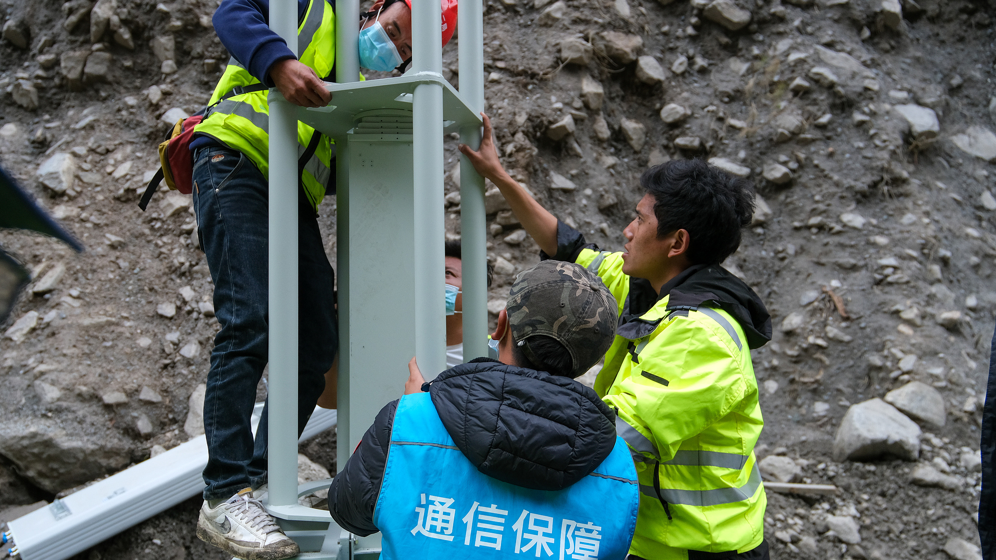 Communications support teams install a 5G base station in Gyirong County, southwest China's Xizang Autonomous Region, August 30, 2026. /VCG