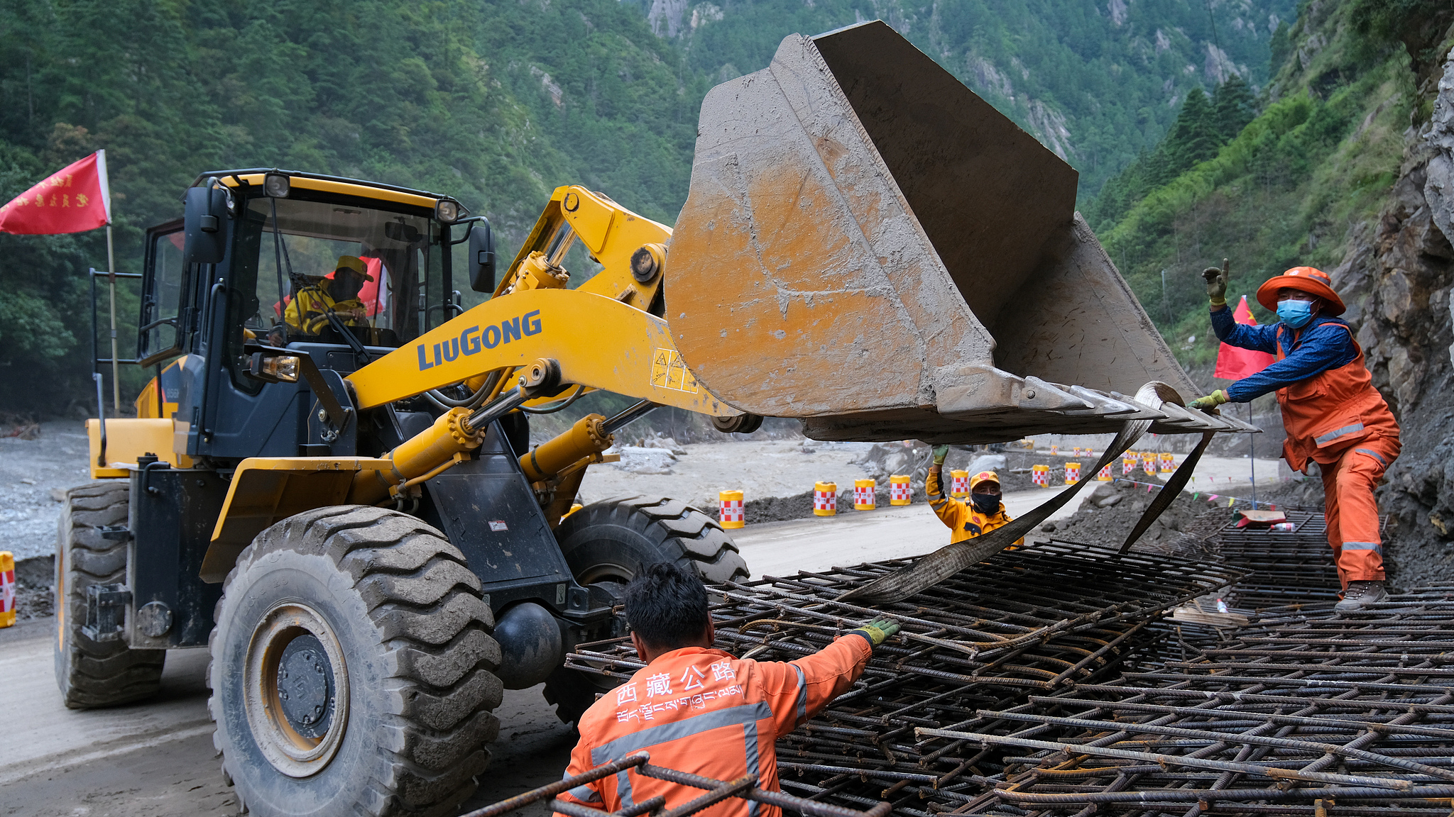 Rescue teams work along the G216 National Highway in Gyirong County, southwest China's Xizang Autonomous Region, August 30, 2026. /VCG
