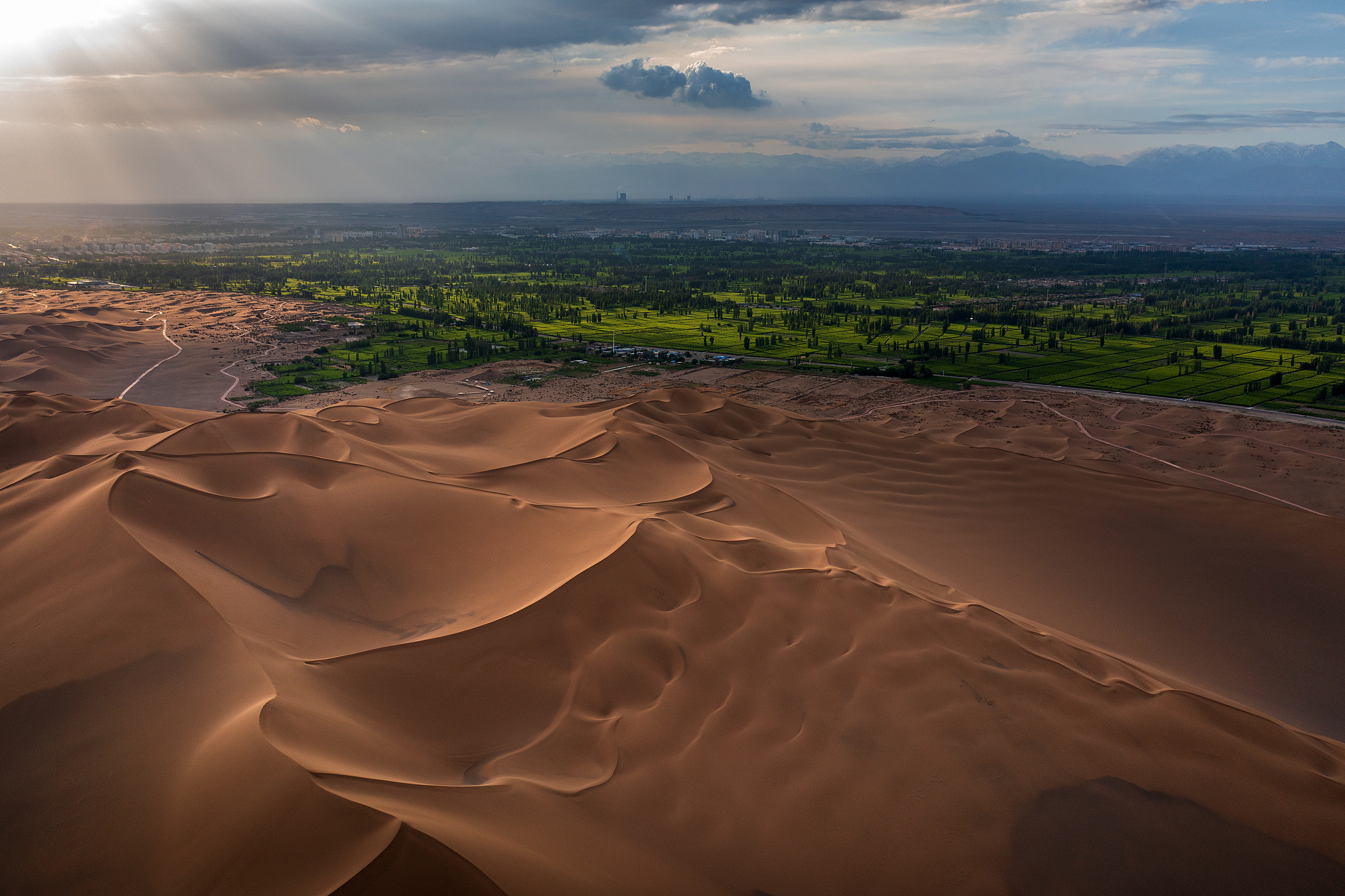 Shanshan County on the edge of the Kumtag Desert, northwest China's Xinjiang Uygur Autonomous Region. /VCG