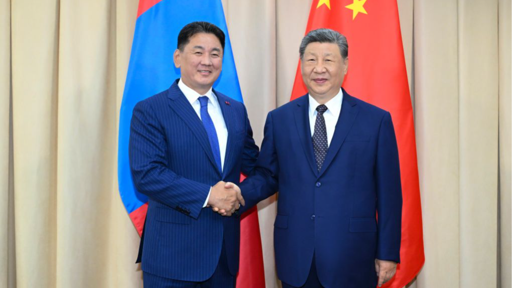 Chinese President Xi Jinping (R) shakes hands with Mongolian President Ukhnaa Khurelsukh on the sidelines of the Shanghai Cooperation Organization Summit 2026 in Bishkek, Kyrgyzstan, August 31, 2026. /Xinhua