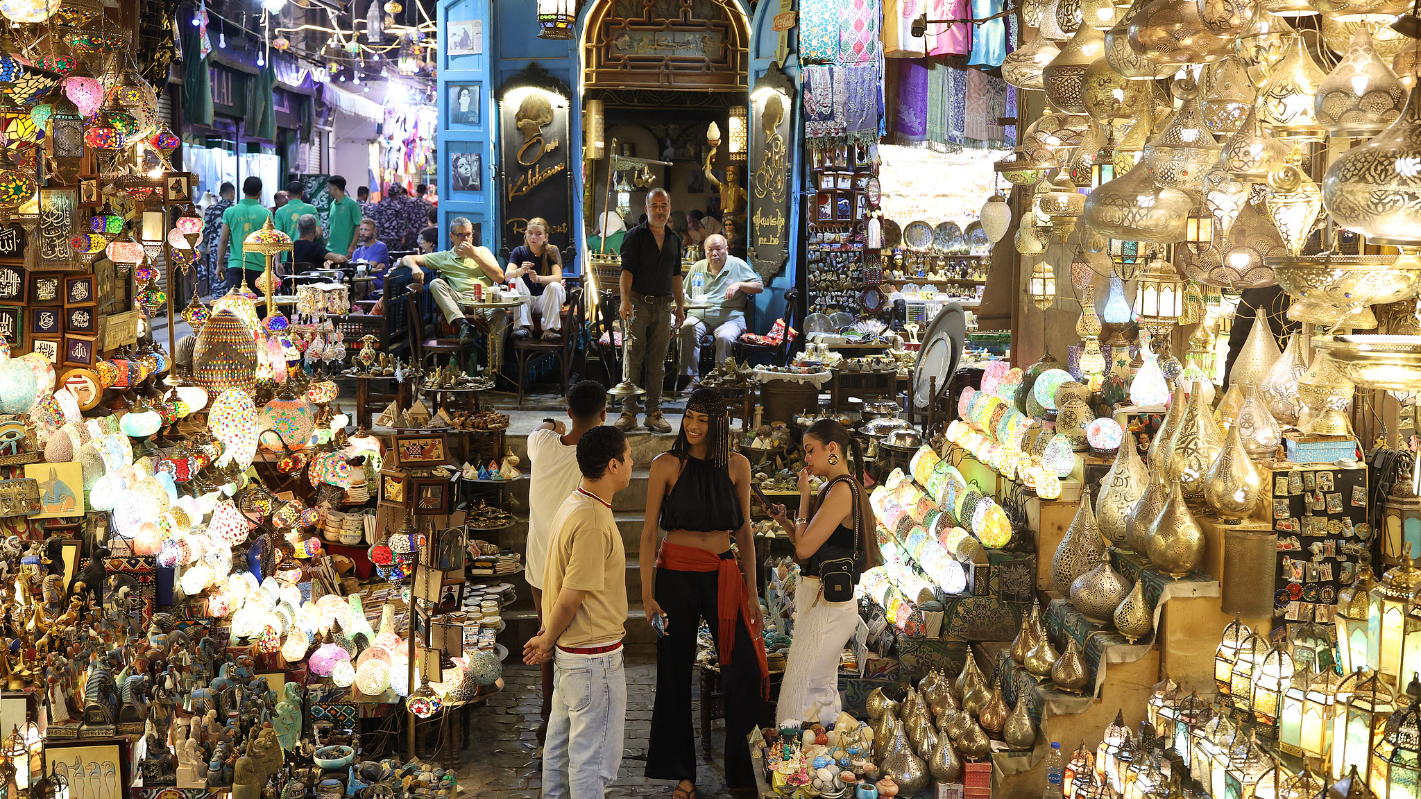 Tourists visit a market in Cairo, Egypt, August 30, 2026. /CFP