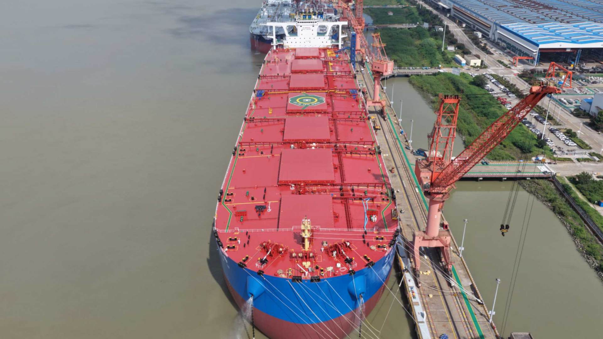 The world's first 325,000-deadweight-tonnage methanol dual-fuel ore carrier is completed in Yangzhou, Jiangsu Province on September 1, 2026. /CMG