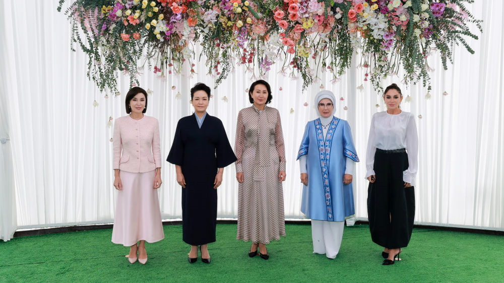 Peng Liyuan attends event for spouses of leaders during SCO summit
