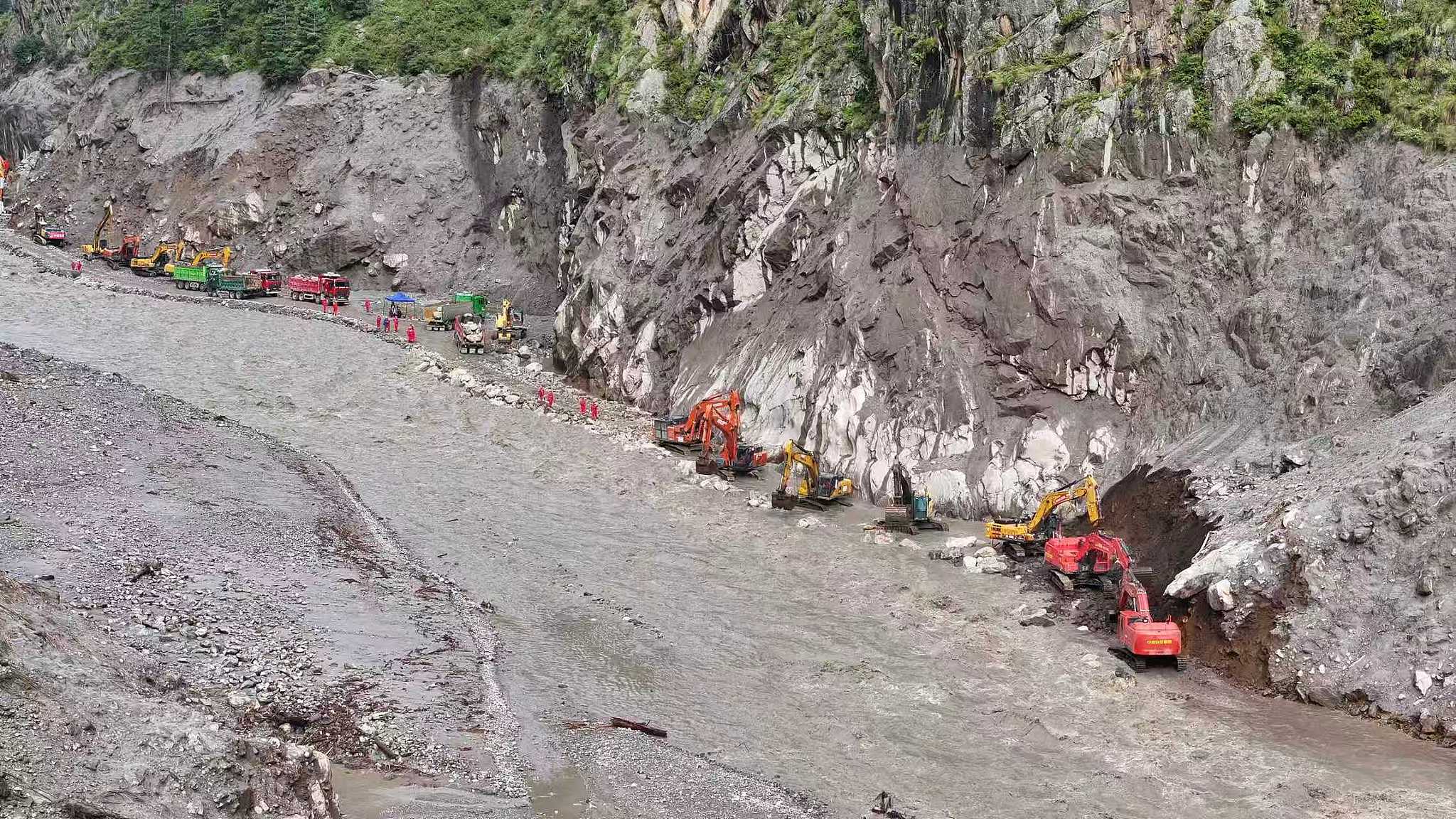 Rescuers work to reopen the only land route to Gyirong Port in southwest China's Xizang Autonomous Region on August 31, 2026. /VCG