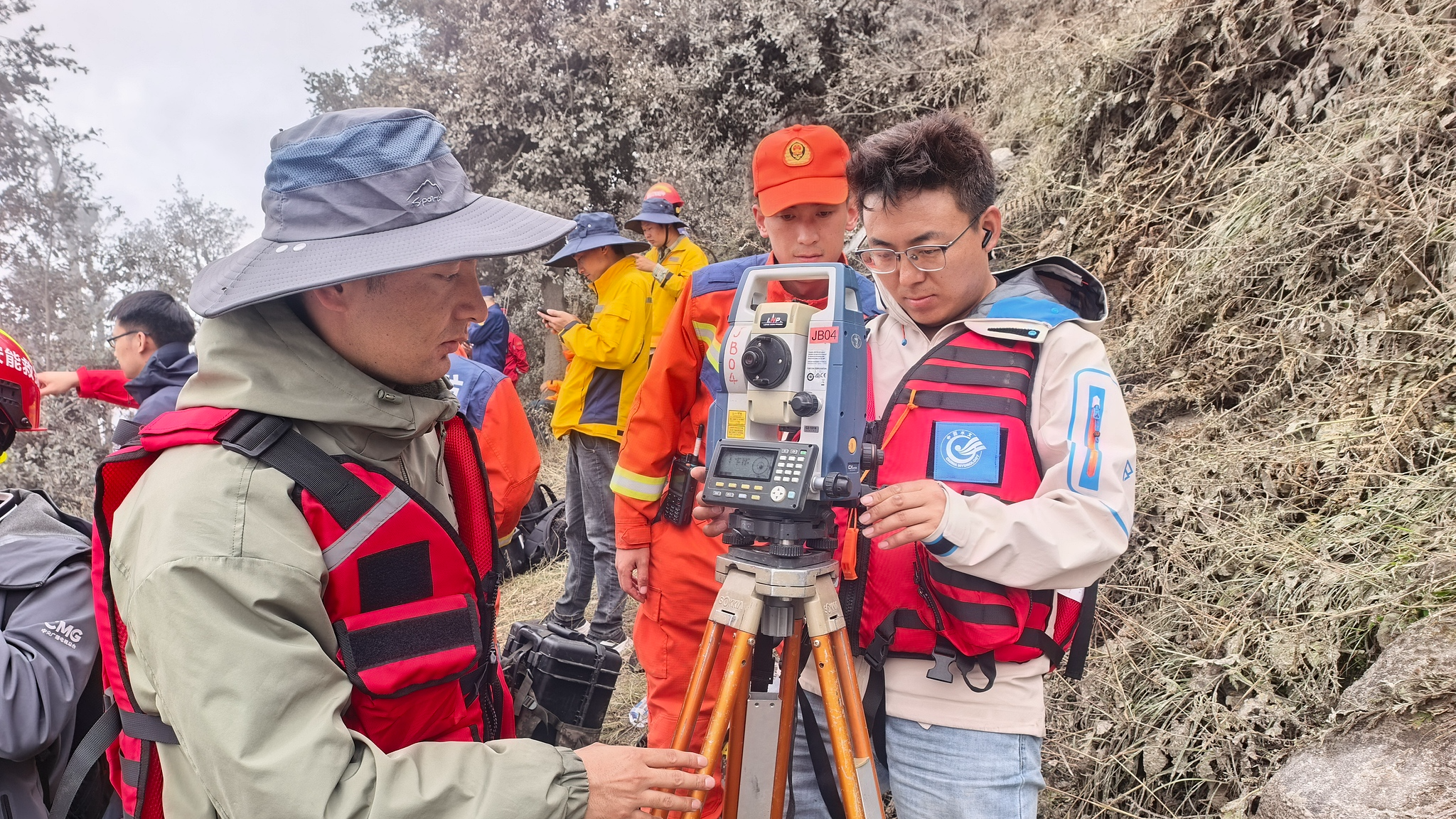 Rescuers install monitoring equipment to assess the stability of the barrier dam, changes in water levels and the risk of secondary disasters in the surrounding area in Gyirong County, southwest China's Xizang Autonomous Region, on August 29, 2026. /VCG