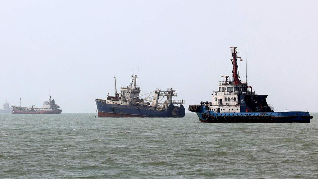 Vessels transit the Strait of Hormuz off Bandar Abbas in southern Iran, August 10, 2026. /VCG