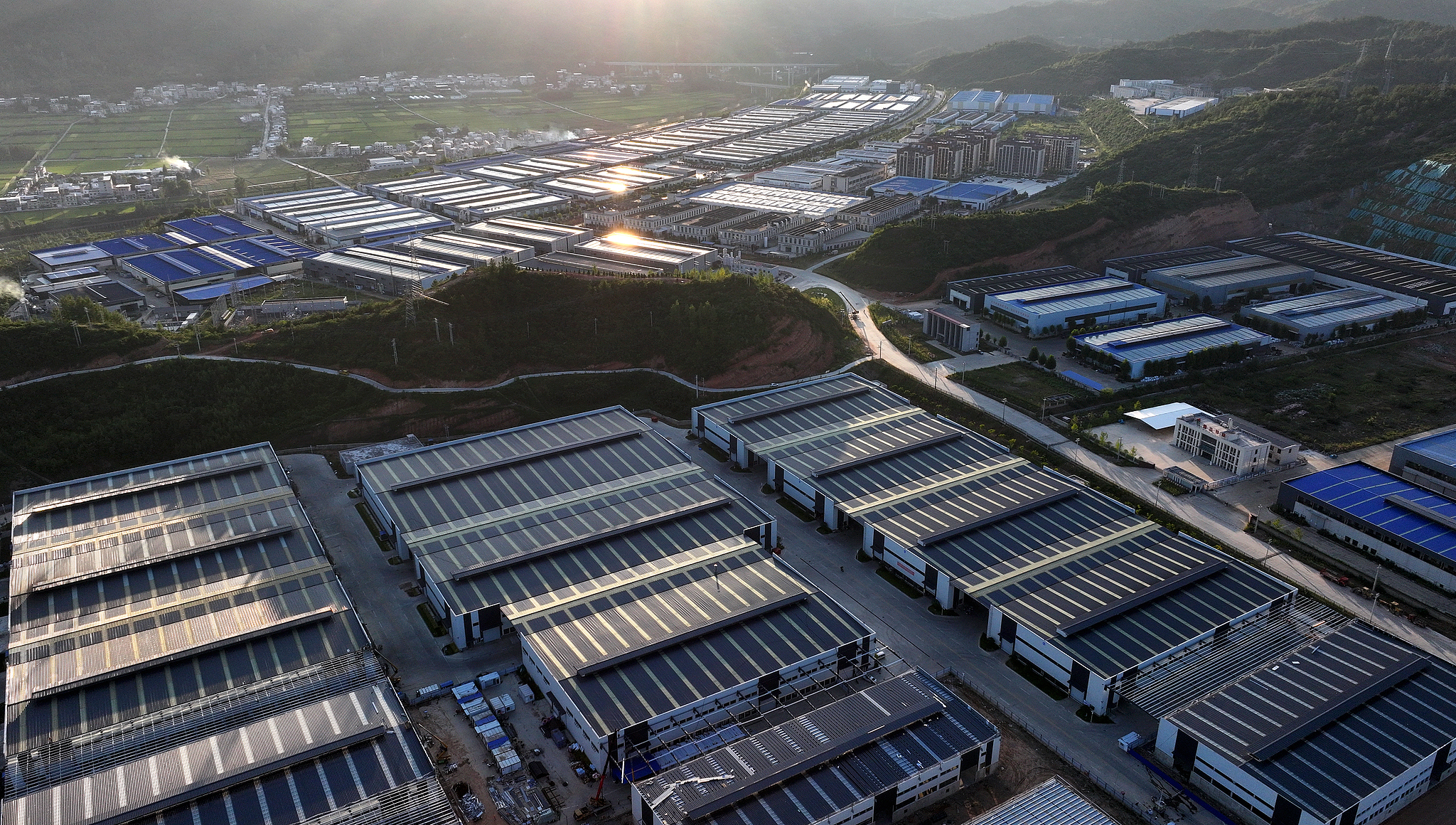 Rooftop photovoltaic power base at Beicheng Industrial Park in Shiyan City, Hubei Province, China, August 31, 2026. /VCG

