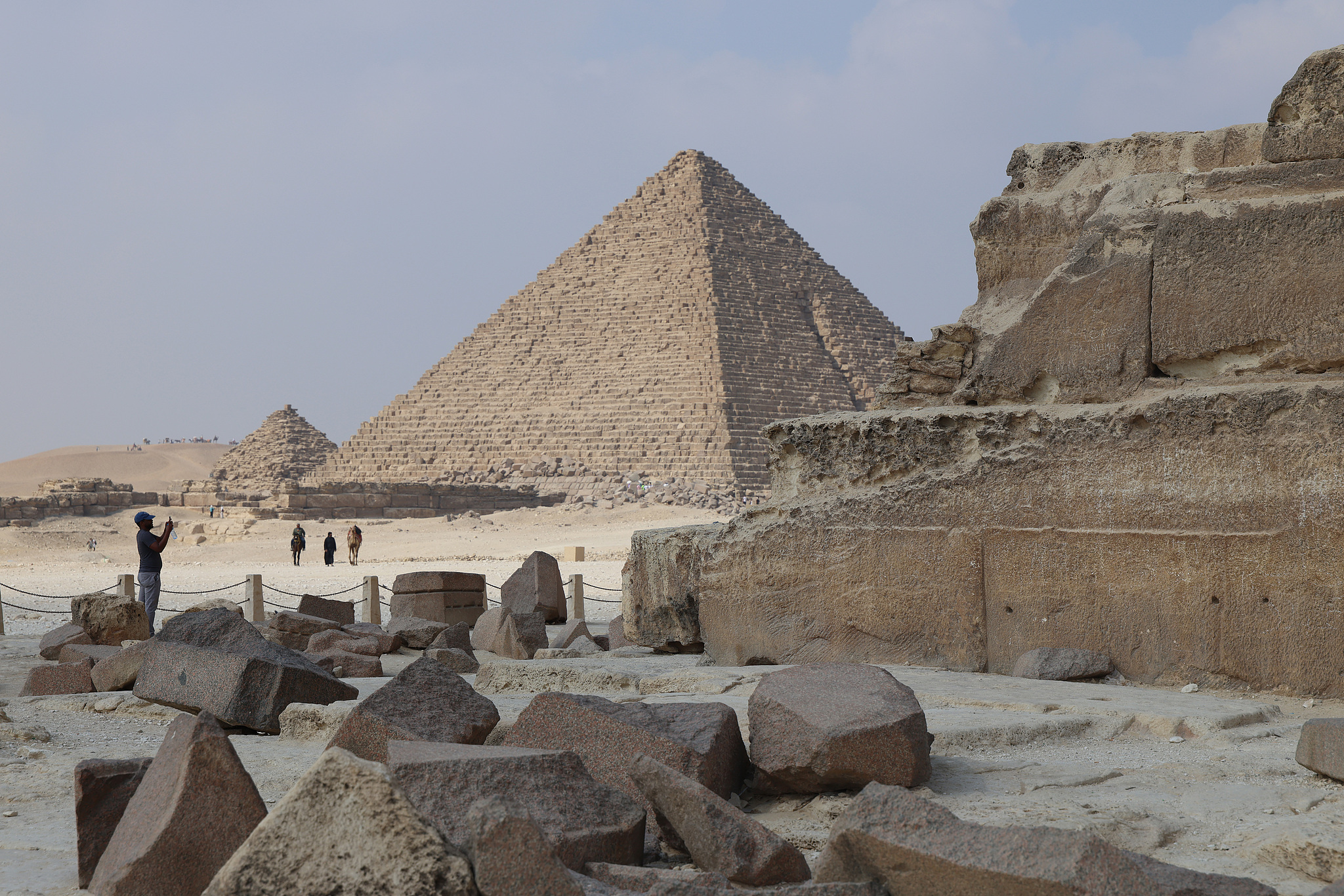 Tourists visit the Giza Pyramids scenic spot in Cairo, Egypt, August 31, 2026. /VCG