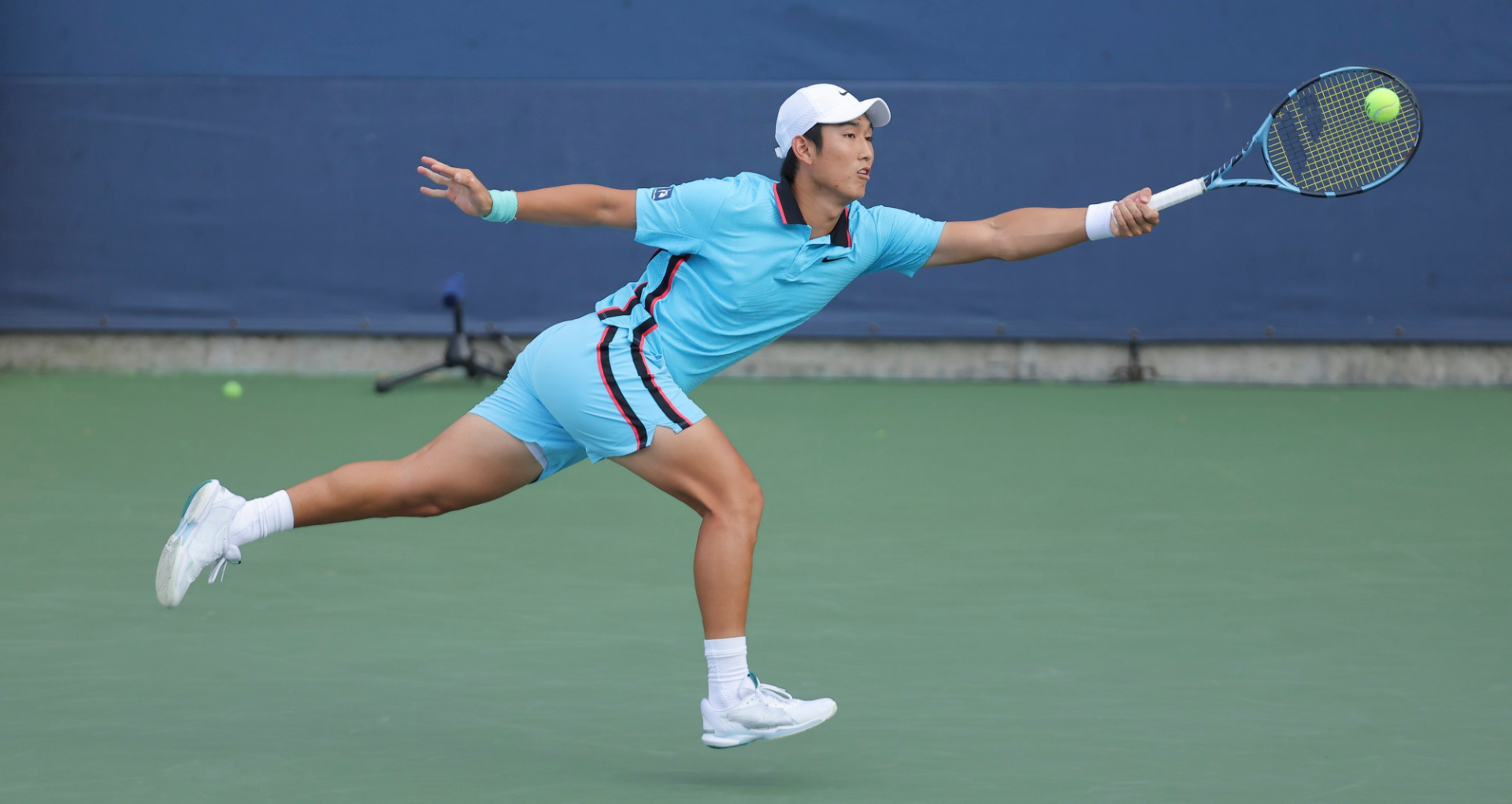 China's Shang Juncheng hits a shot in the men's singles first-round match against Argentina's Marco Trungelliti at the US Open in Queens, New York, USA, August 31, 2026. /US Open