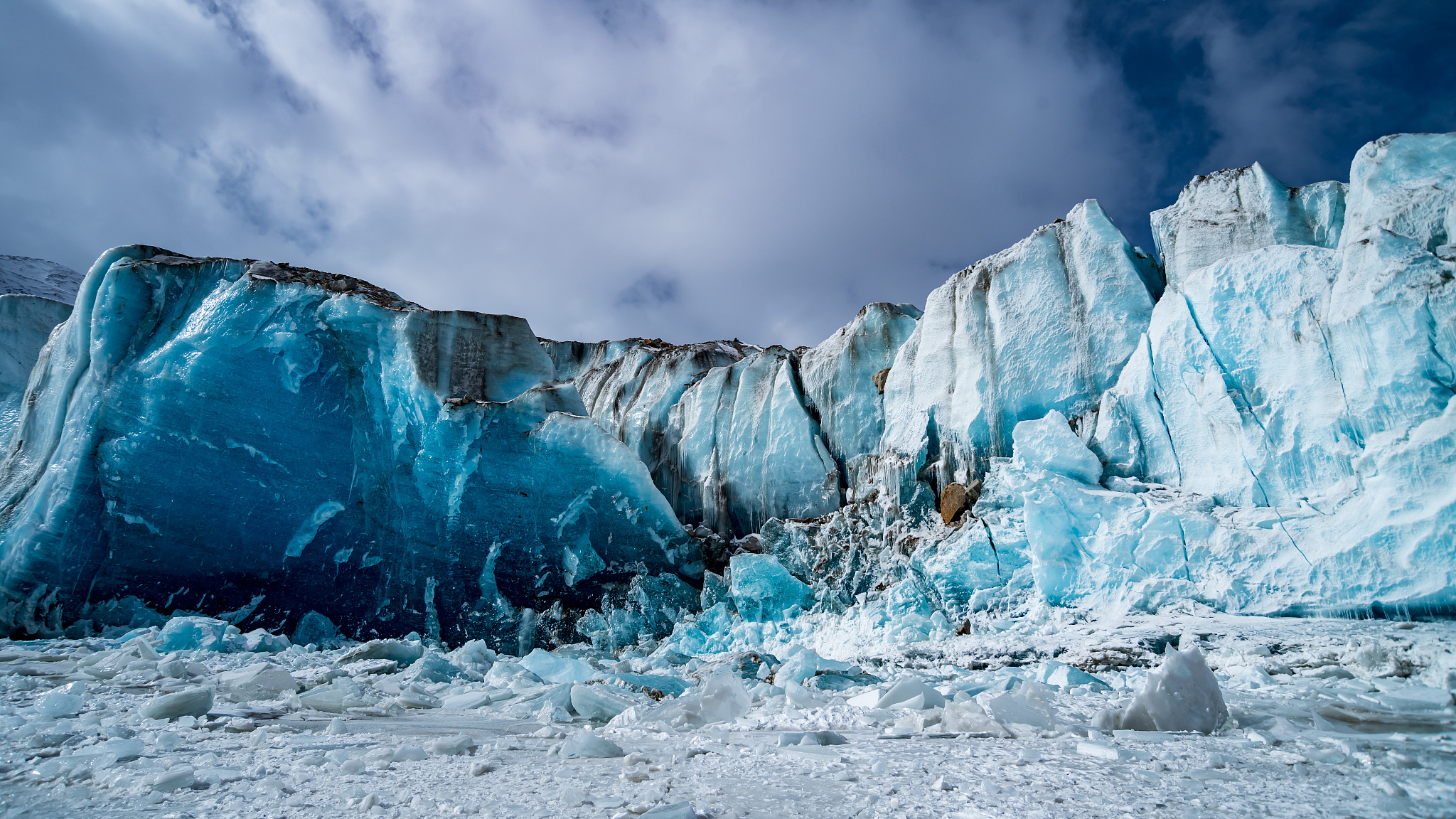 Melting plateau: How difficult is it to predict glacial disasters?