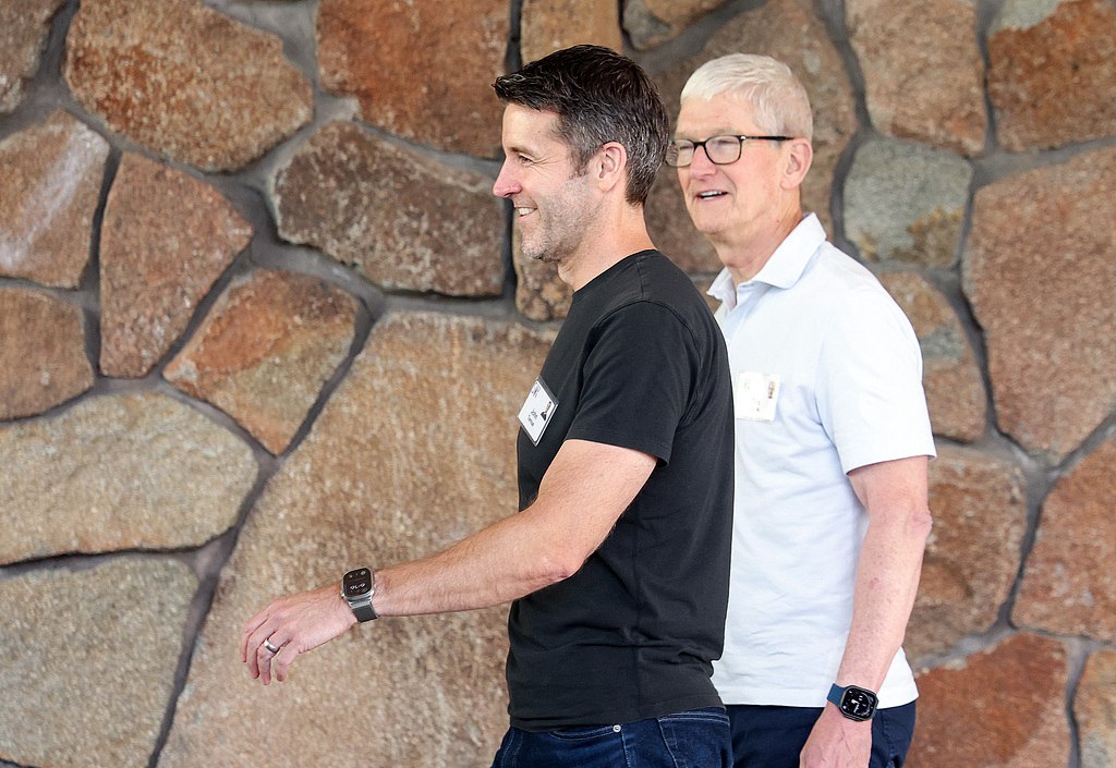 Tim Cook (R) walks with John Ternus at the Allen & Company Sun Valley Conference at the Sun Valley Lodge in Sun Valley, Idaho, US, July 7, 2026. /VCG