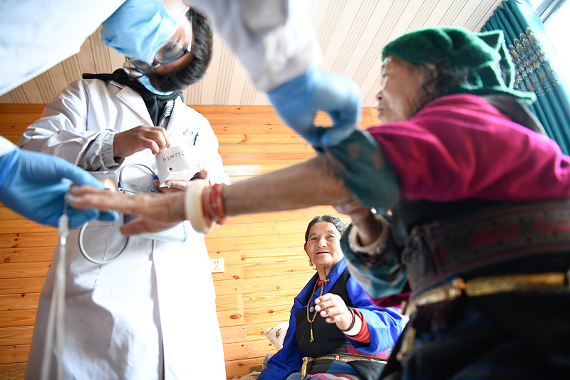 Medical workers conduct health checks for evacuees resettled in Jifu Village of Gyirong County, August 29, 2026. /VCG

