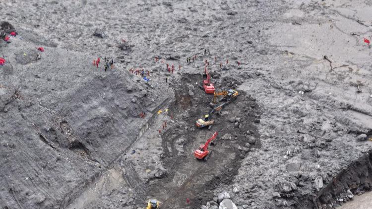 Key highway reopens amid all-out Xizang mudslide rescue effort