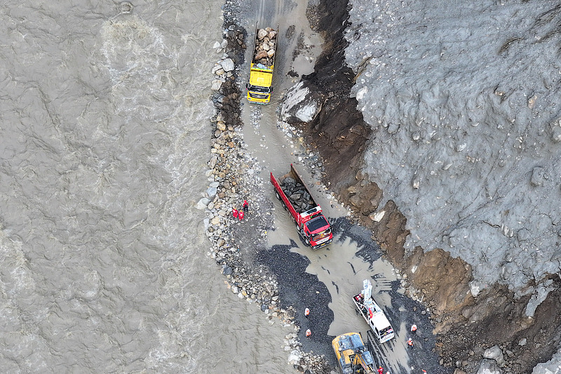 Live: Route to Gyirong Port in Xizang cleared for rescue convoys