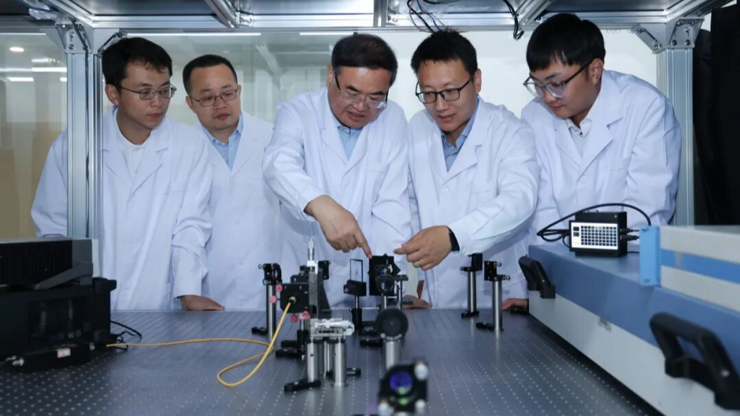 The research team works on the new on‑chip spectral computing method. /Beijing Institute of Technology