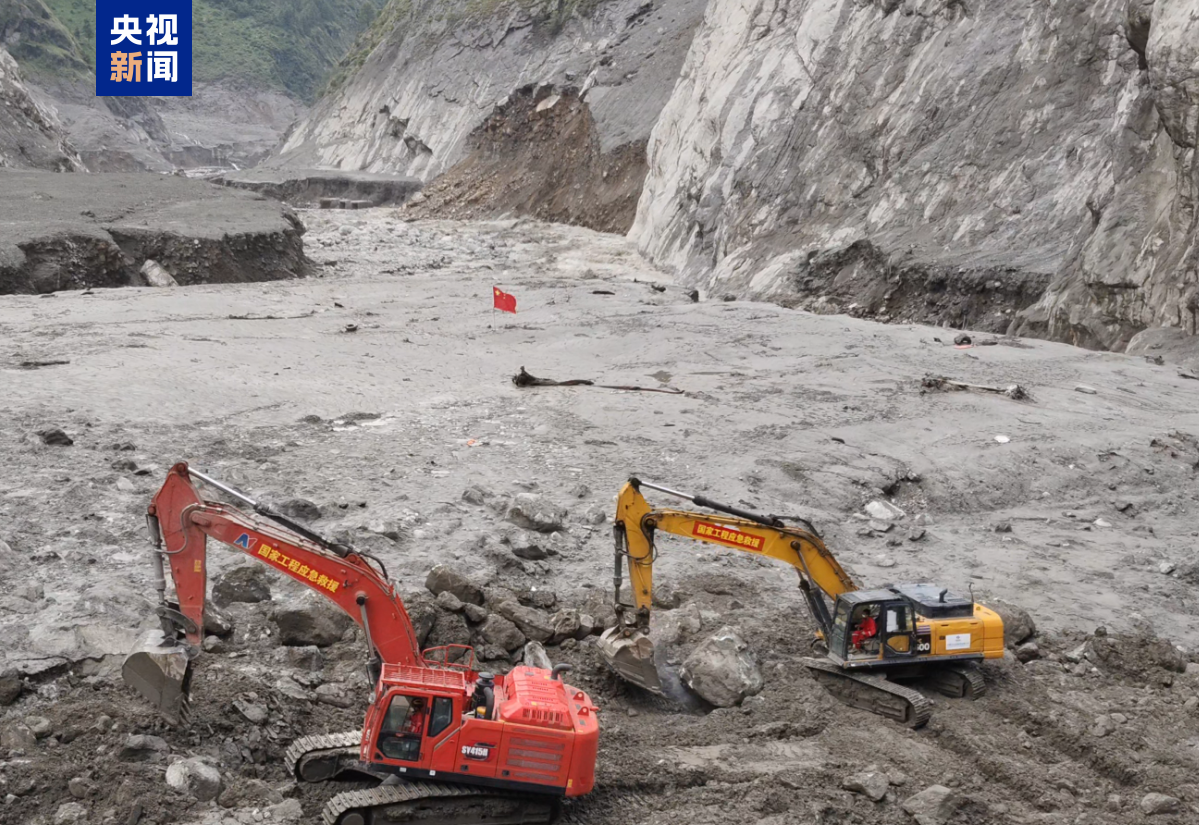 Rescuers at mudslide-hit Gyirong Port in southwest China's Xizang Autonomous Region. /CMG