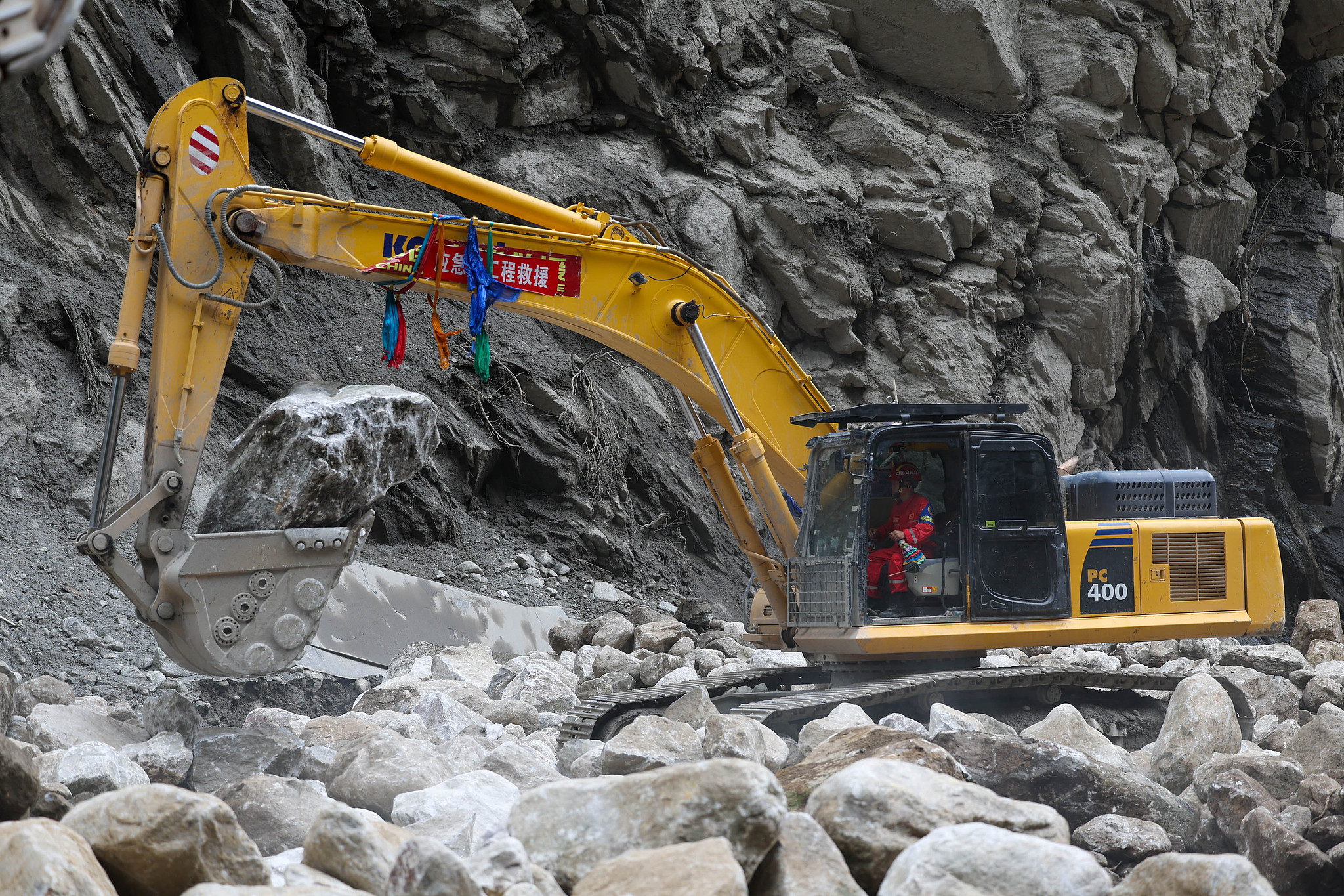 Excavators and other heavy machinery work to repair a water-damaged section of National Highway G216, Gyirong County, southwest China's Xizang Autonomous Region, August 31, 2026. /VCG